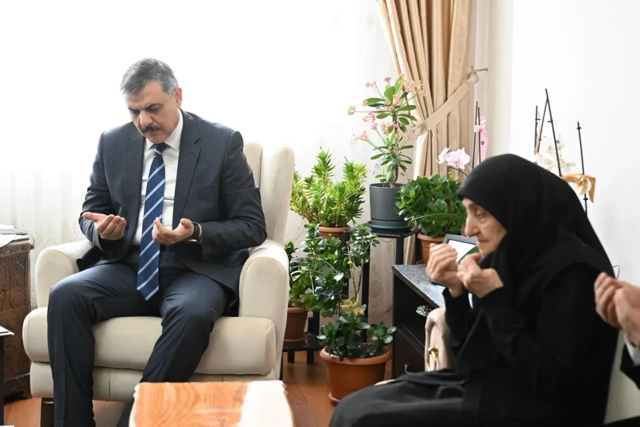 Vali Çiftçi, şehit Üsteğmen Aksu'nun ailesini ziyaret ederek başsağlığı diledi