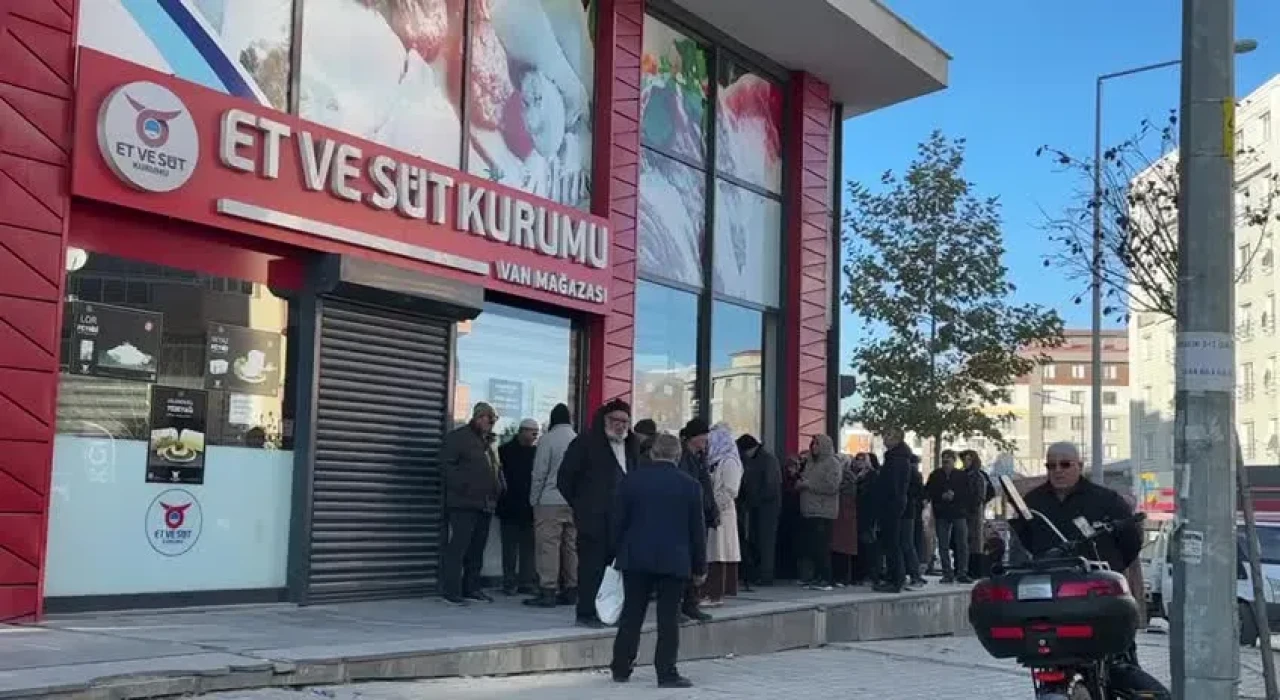 Van'da dondurucu soğuklarda ucuz et kuyruğu… "Emekliyim, vallahi zor geçiniyorum"