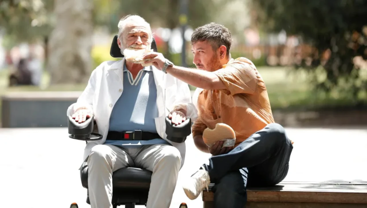 Haluk Bilginer ve Feyyaz Yiğit’i buluşturan Yan Yana’ya özel klip