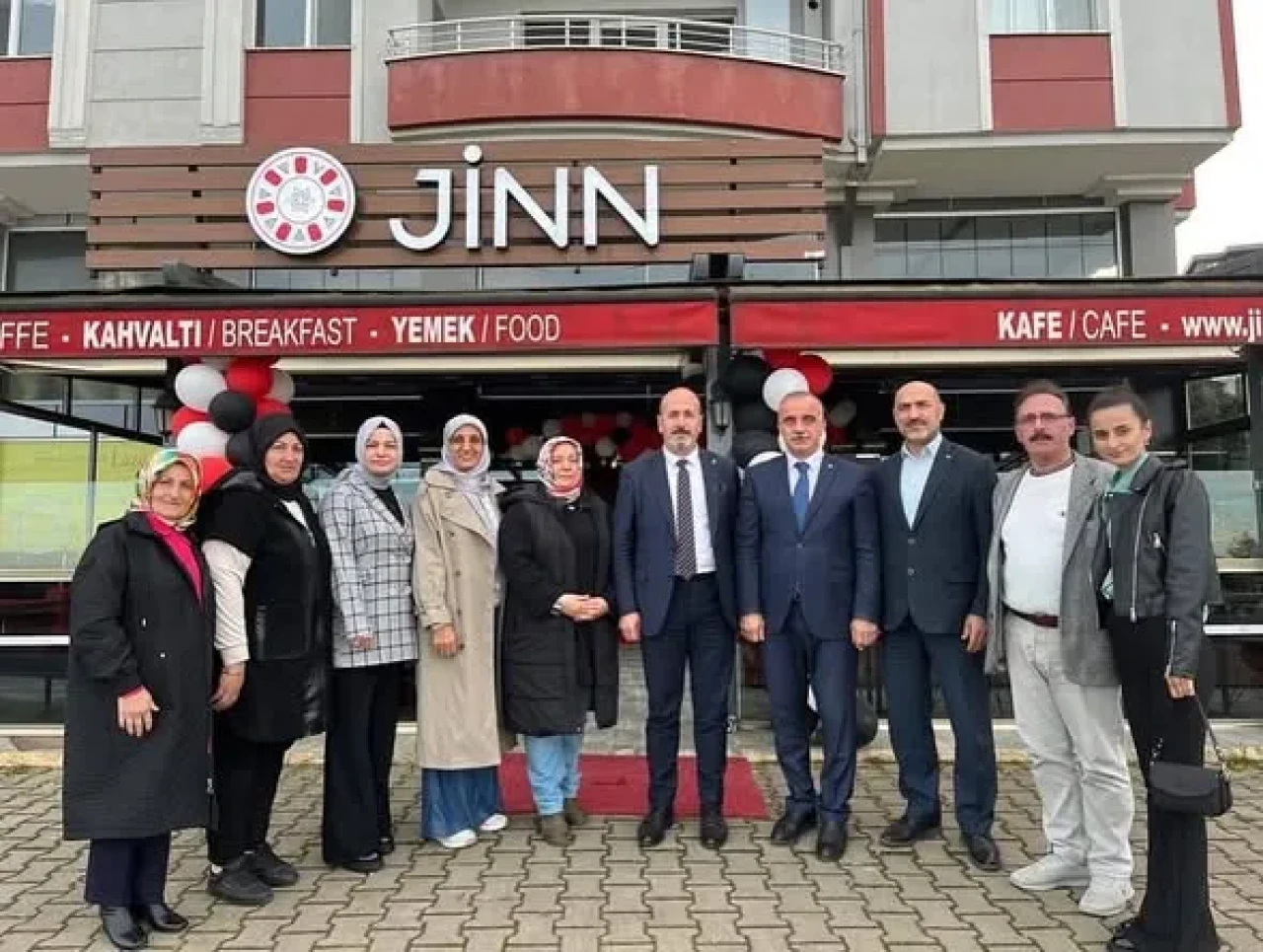 AK Parti Arhavi Kadın Kolları, Pazar’da Esnaf Ziyaretinde Bulundu