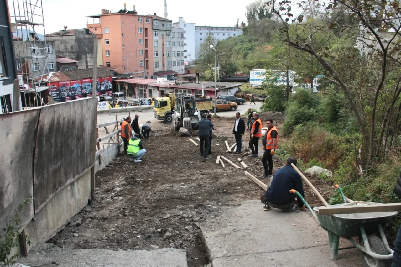 Hopa Belediyesi altyapı ve çevre düzenleme çalışmalarına hız kesmeden devam ediyor