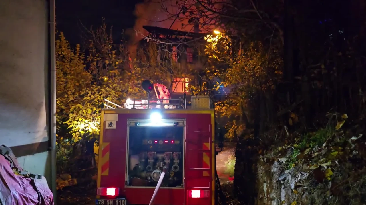 Safranbolu'daki 150 yıllık konakta yangın: 7 kişi son anda tahliye edildi, yapı küle döndü