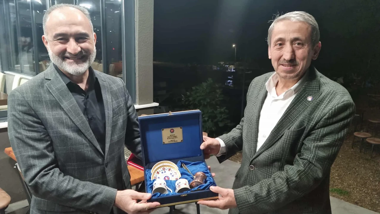 Akçaabat Müftülüğü Şube Müdürü Bebek'e veda programında plaket takdim edildi