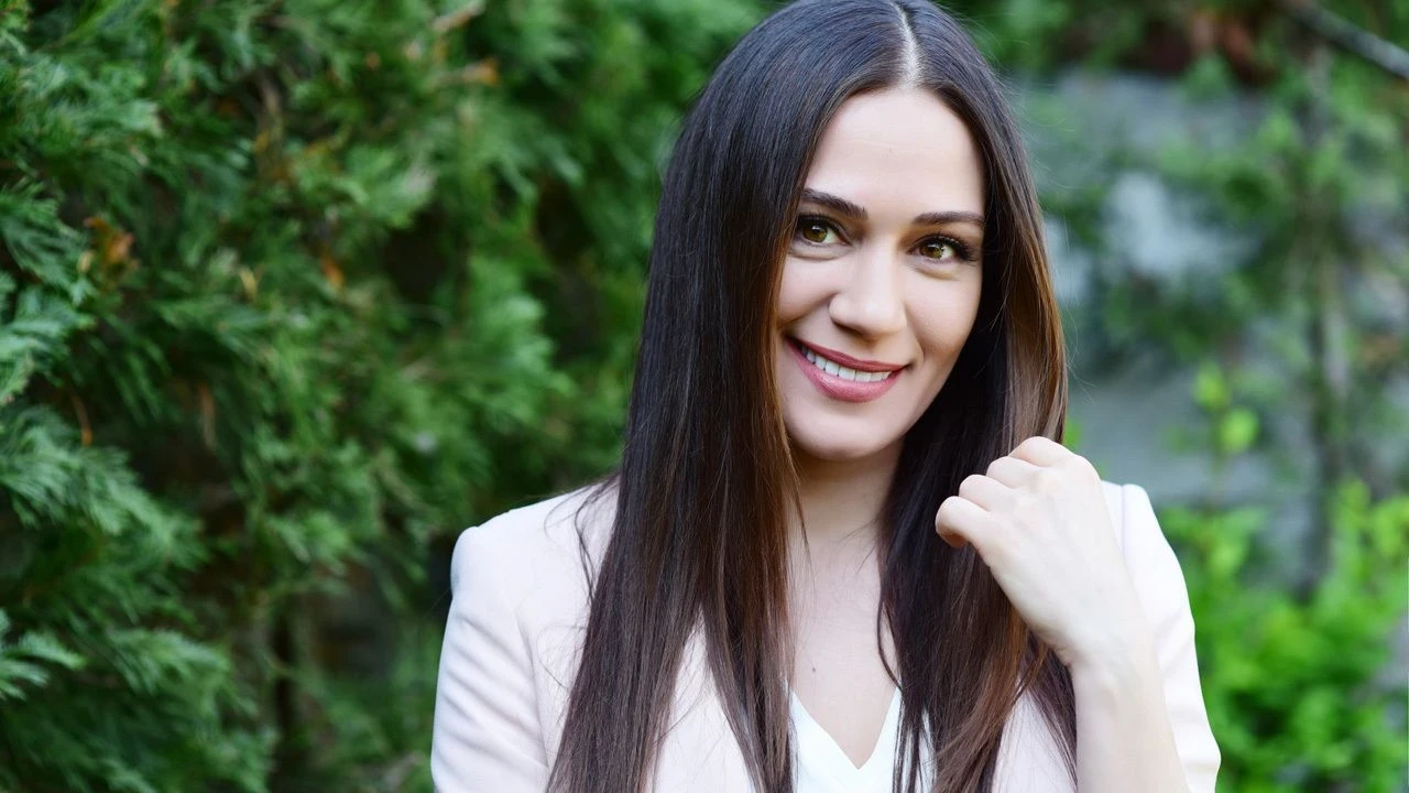 Kızılcık Şerbeti'nin Yeni Oyuncusu Salkım: Özge Borak Kimdir? Nereli, Kaç Yaşında? Hangi Dizi, Filmlerde Oynadı?