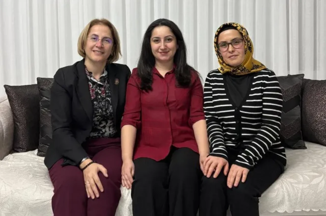 AK Parti Artvin Kadın Kolları, hane ziyaretleriyle vatandaşlarla buluştu