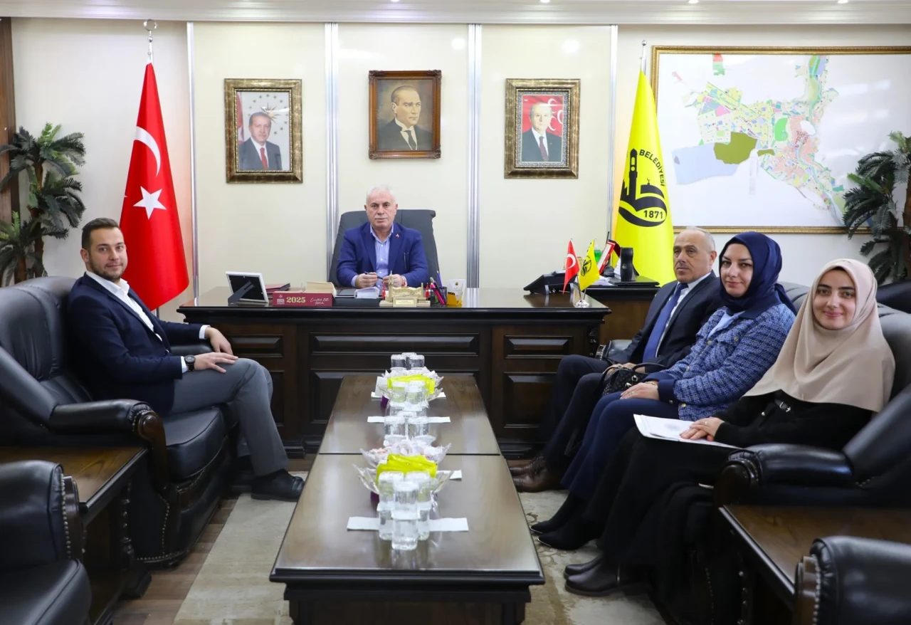 Bayburt'ta Belediye Başkanı Memiş'e öğretmenler günü ziyareti ve kutlama gerçekleştirildi