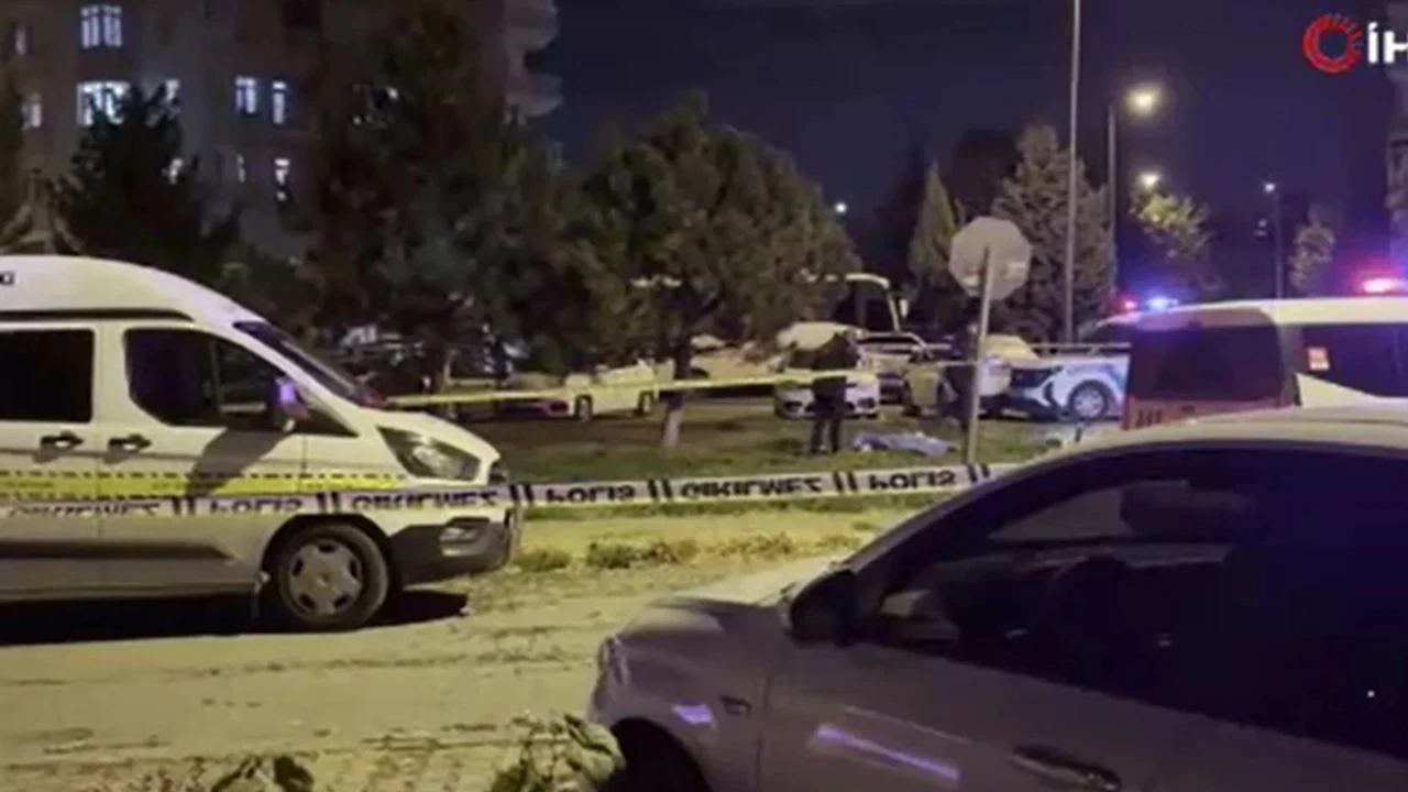 Eşini sokak ortasında boğazından bıçaklayarak katletti