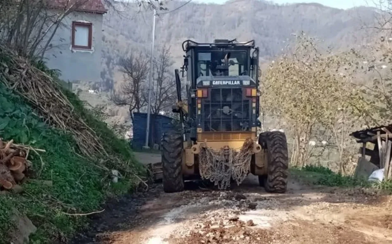 Şalpazarı'nda Yol Bakım Çalışmaları Devam Ediyor, Ulaşım Güvenliği Artıyor