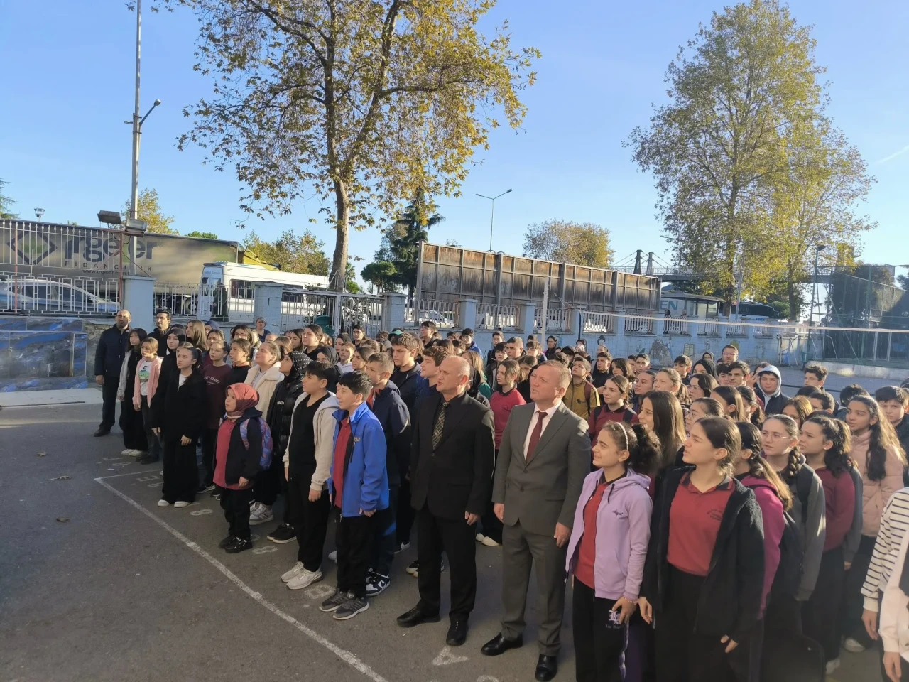 Akçaabat Milli Eğitim Müdürü'nden Öğrencilere Bayrak Töreni Ziyareti ve Destek Mesajı