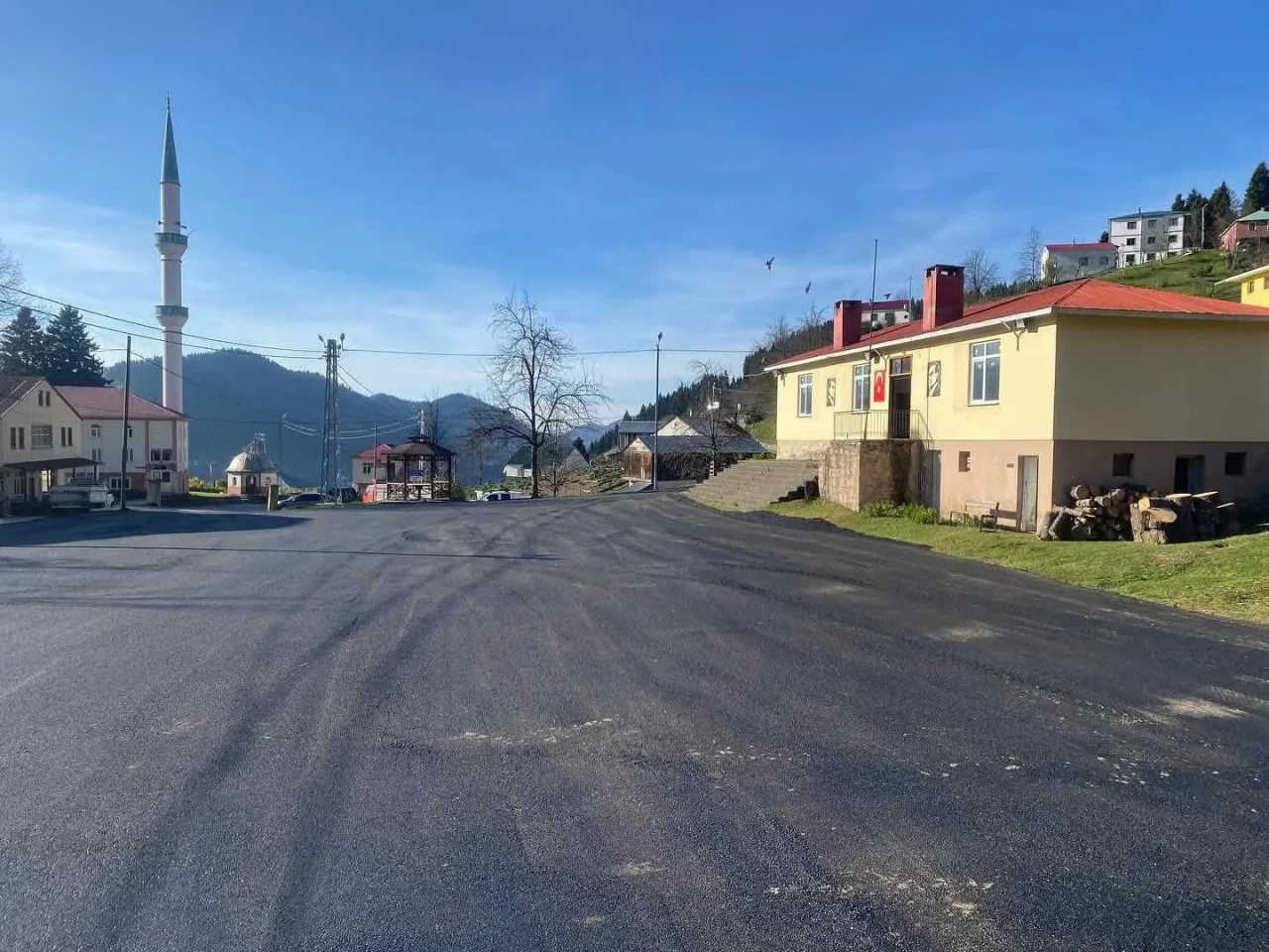 Sinlice Mahallesi'nde okul bahçesinde asfalt düzenlemeleri tamamlandı, mahalle halkı memnun kaldı