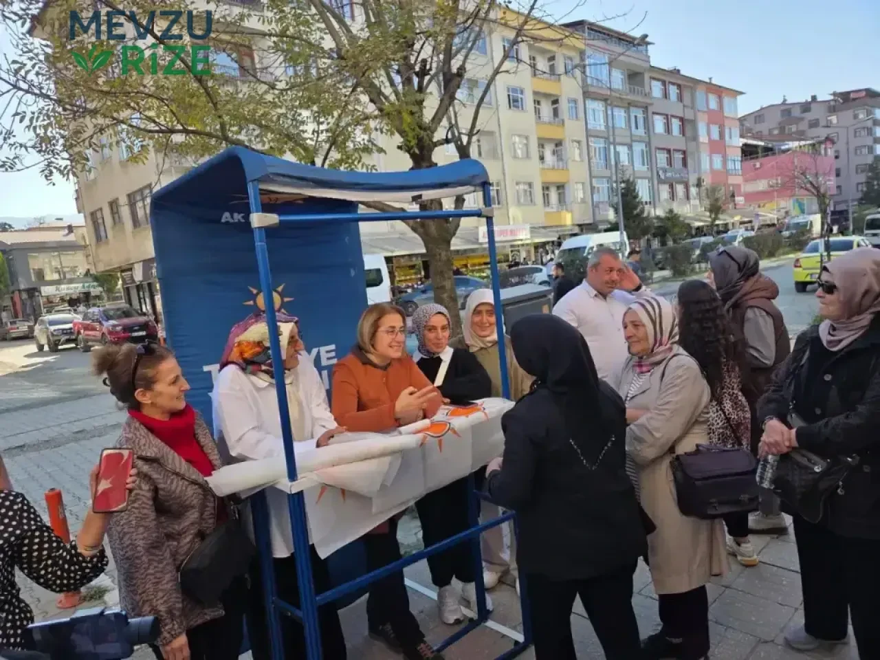 Arhavi’de AK Parti Üye Standına Yoğun İlgi