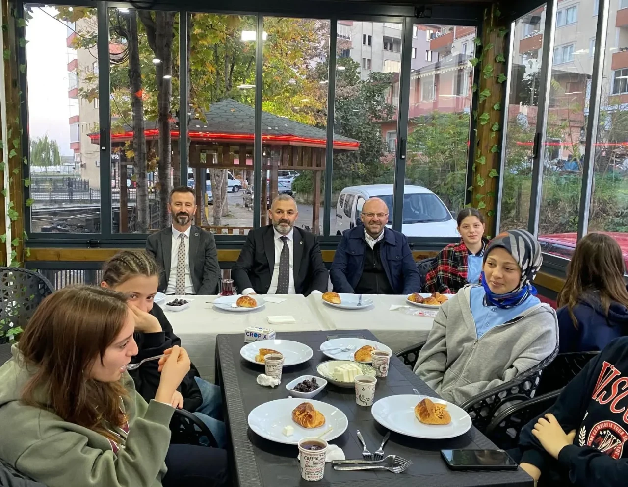 Arsin'de Başkan Bilgin, öğrencilerle sabah namazında buluştu, motivasyon artırdı