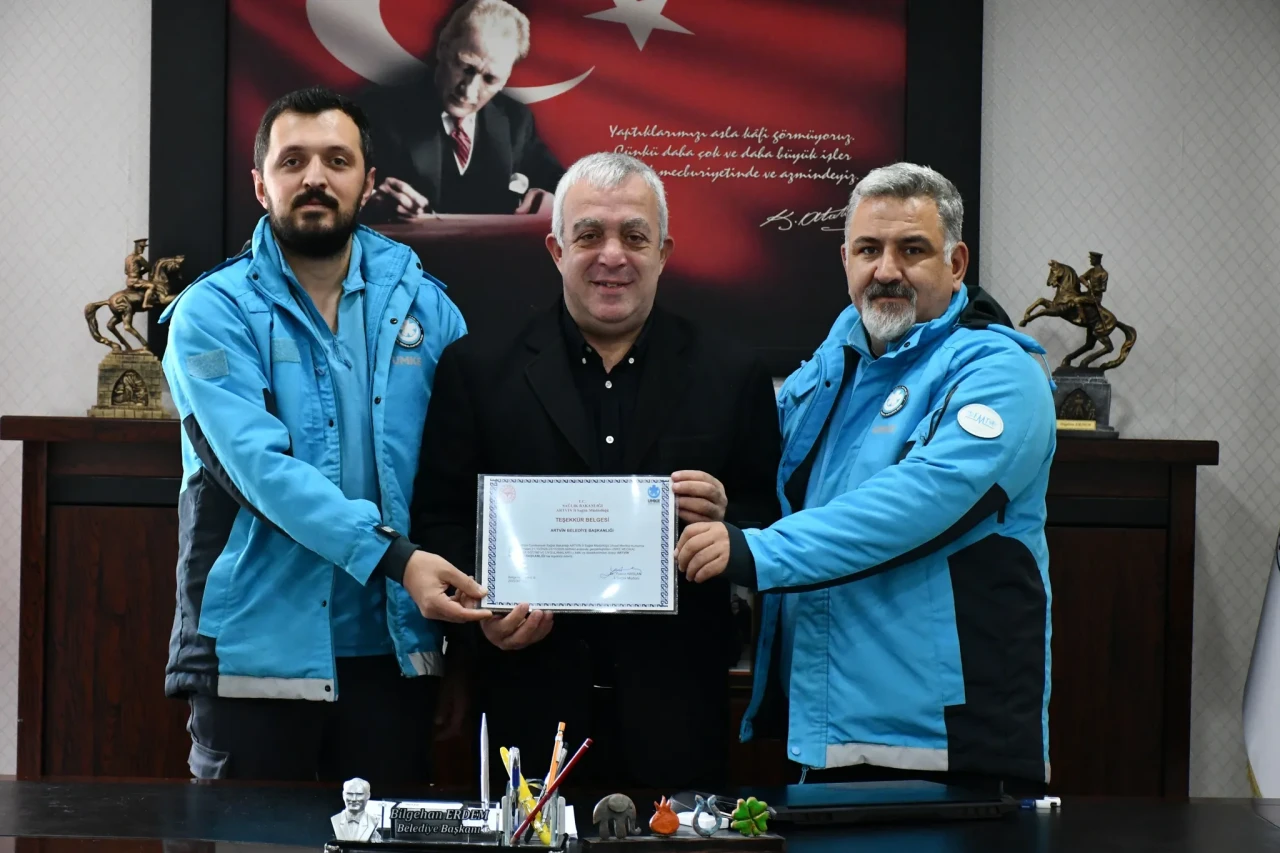 Artvin Belediye Başkanı Erdem'e UMKE'den teşekkür belgesi takdim edildi