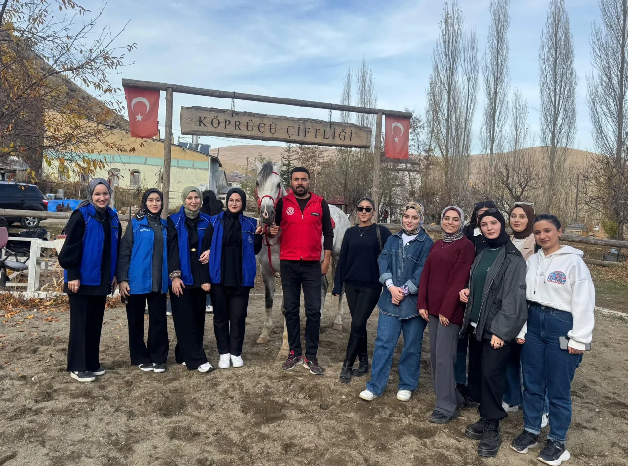 Gençlik Merkezleri'nden Doğa Yürüyüşü ve Farkındalık Etkinliği