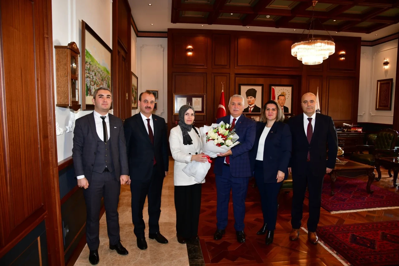 Vali Yıldırım, Öğretmenler Günü'nde eğitimcilerin toplumdaki rolünü vurguladı