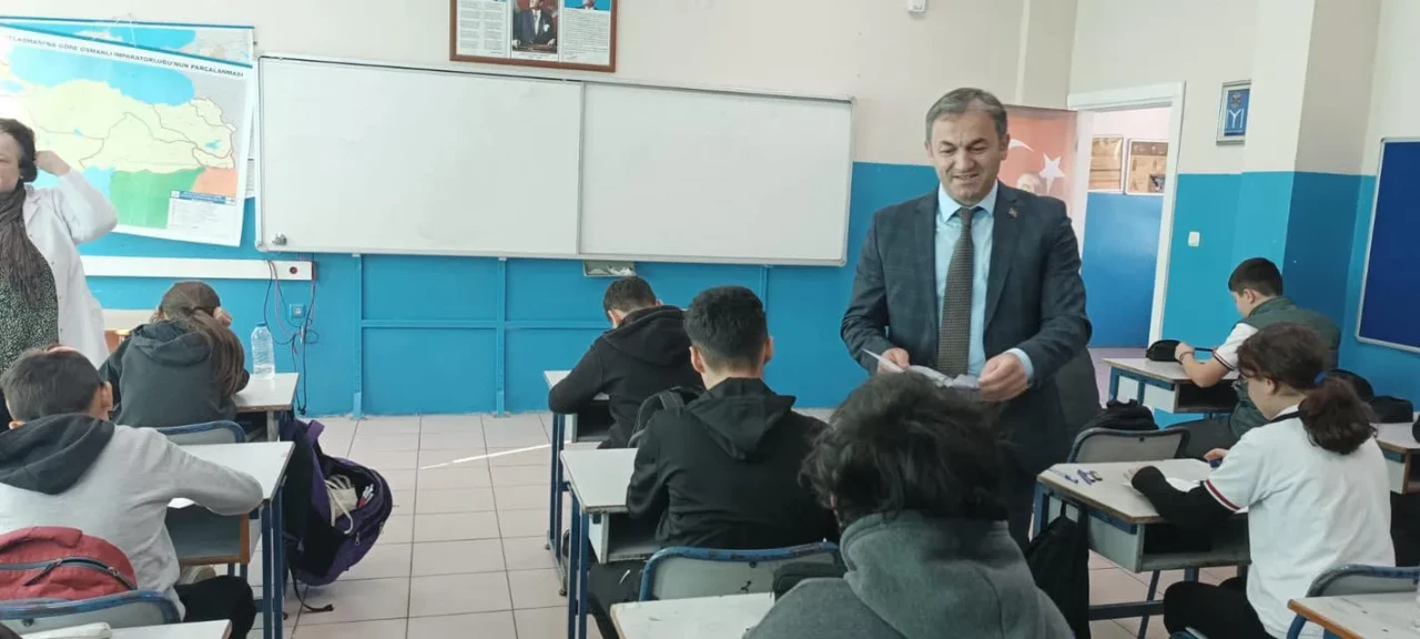 Beşikdüzü Eğitim Müdürü, 8. Sınıf Sınavında Öğrencileri Ziyaret Etti