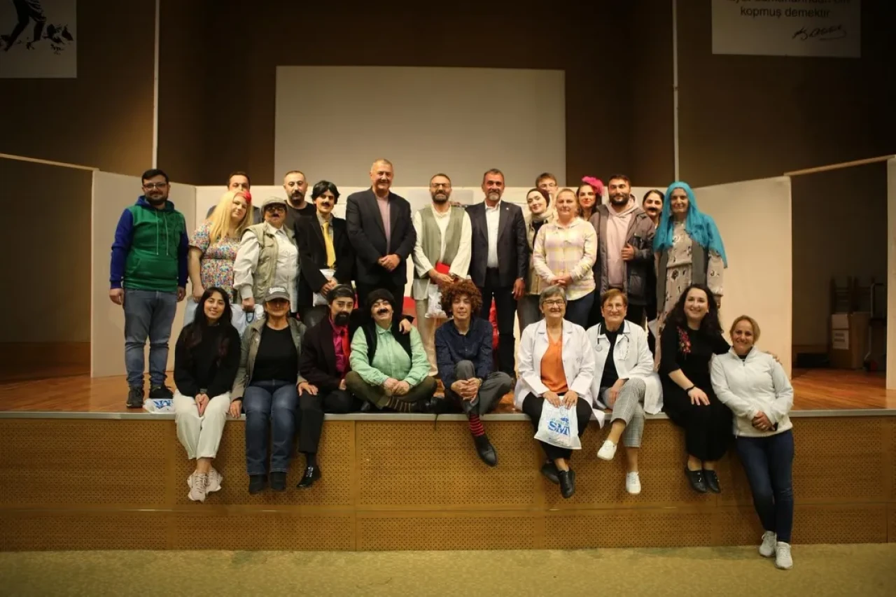 Ardeşen'de Meci Tiyatro Ekibi'nin Bana Bir Şeyhler Oluyor Oyunu Büyük İlgi Gördü