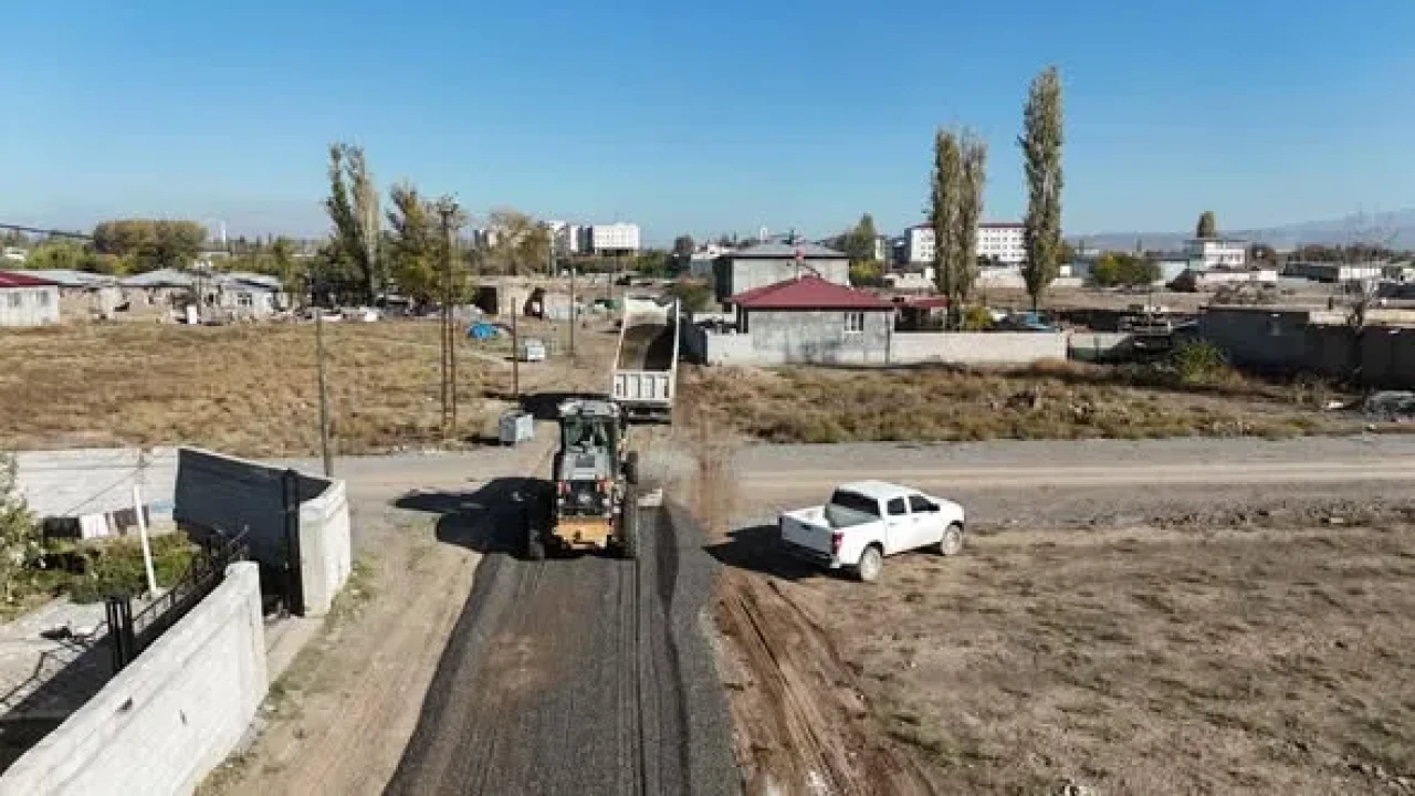 Iğdır Belediyesi, Pir Sultan Abdal Mahallesi’nde Yol Çalışmalarını Sürdürüyor
