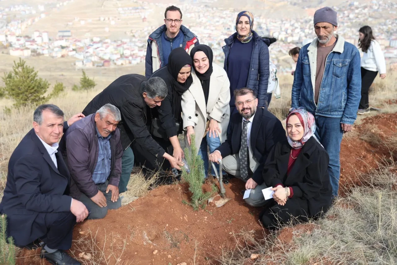 Bayburt'ta Milli Ağaçlandırma Günü'nde Fidanlar Toprakla Buluştu