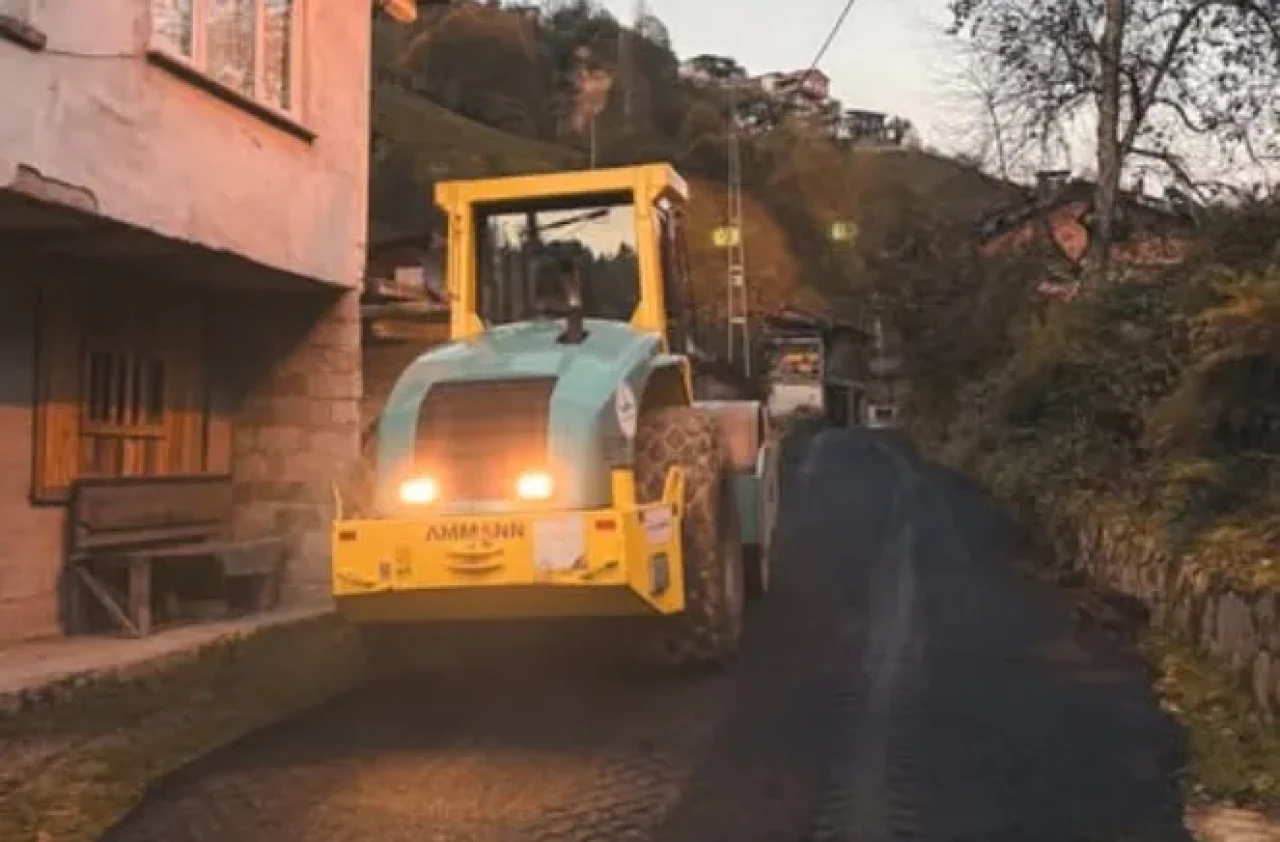 Rize'de köy yolları için asfaltlama çalışmaları sürüyor, güvenli ulaşım hedefleniyor