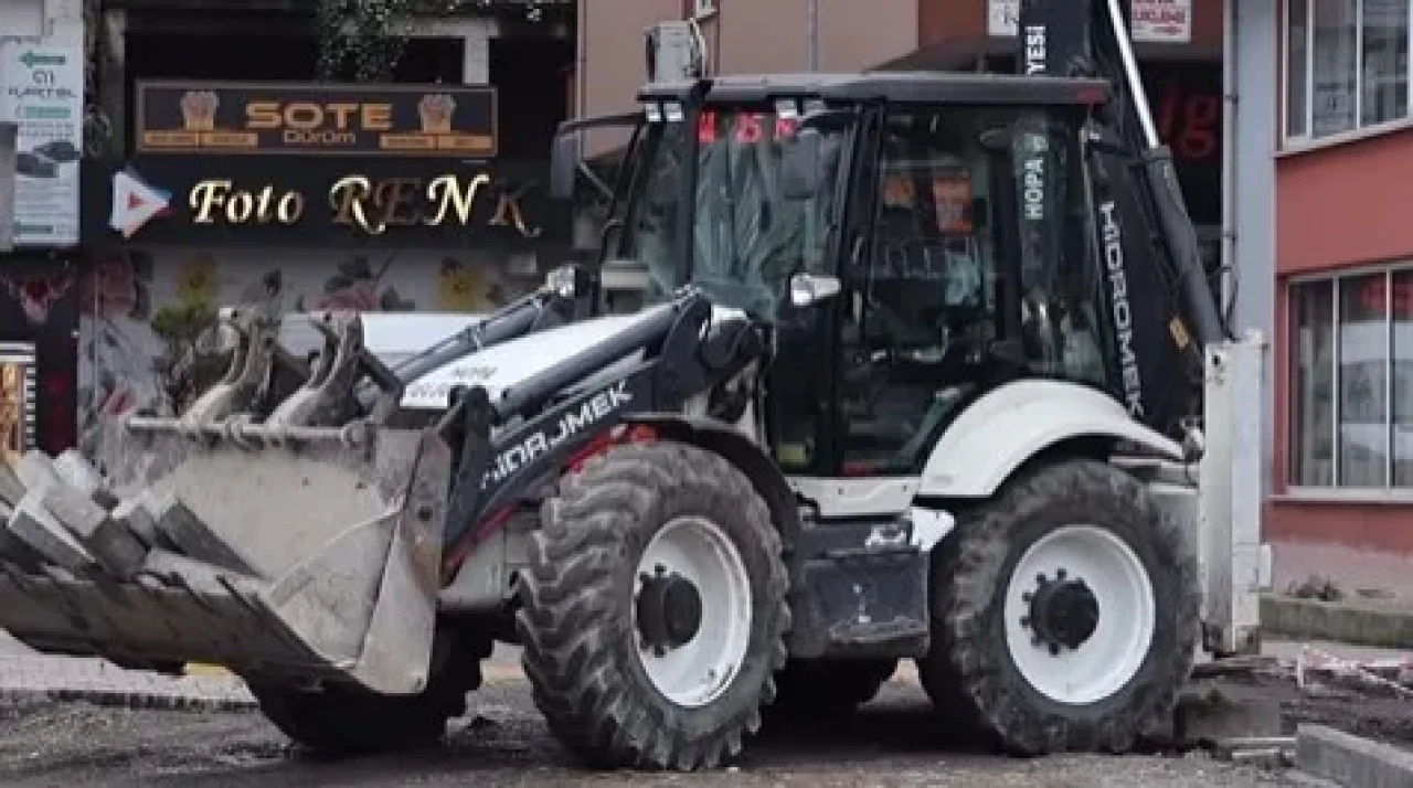Hopa'da Karadeniz Caddesi'nde trafik düzenlemesi ve yaya güvenliği artırılıyor
