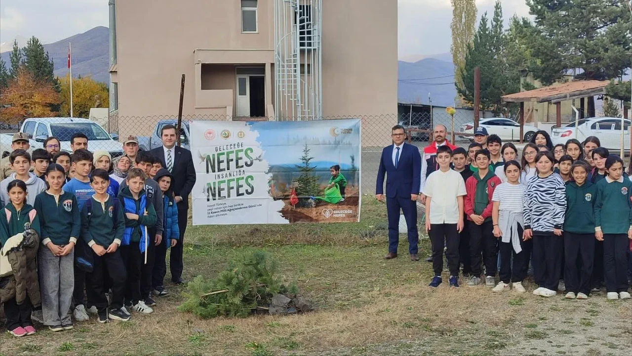 Pazaryolu'nda Fidan Dikim Etkinliği: Yeşil Vatan Seferberliği Devam Ediyor