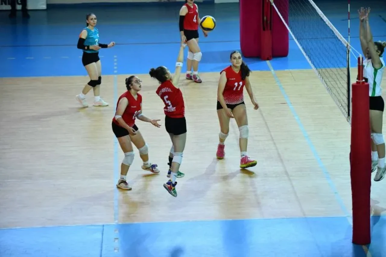 Bayburt Gençlik Merkezi Voleybol Takımı Rize’den Galibiyetle Döndü