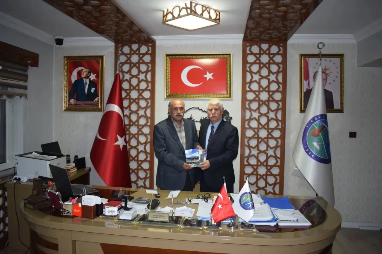 Eğitimci-yazar Cengiz Ceylan'dan Şenkaya Belediyesi'ne anlamlı ziyaret ve hediyeler