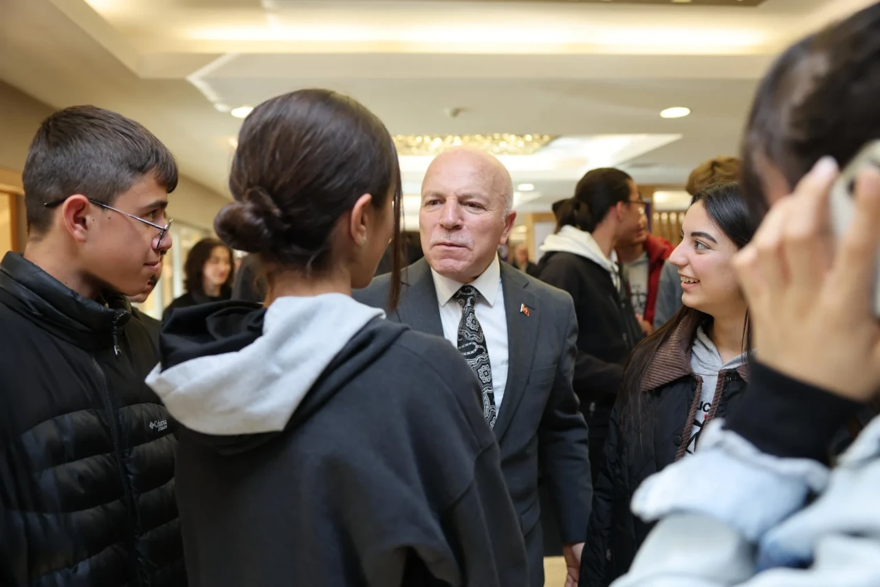 Atatürk'ü Anarak Geleceğe Umutla Baktıklarını Belirtti