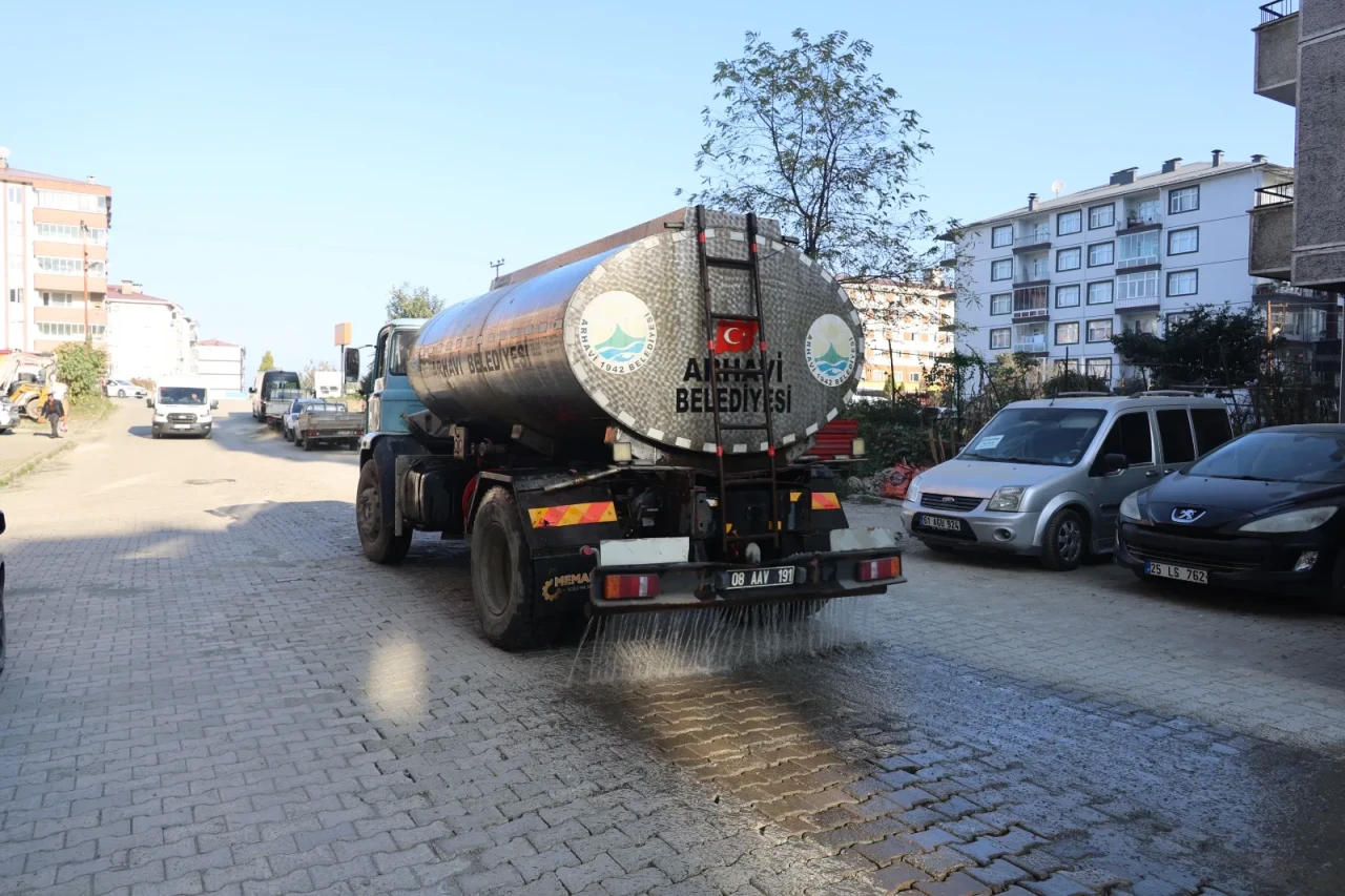 Arhavi'de Doğalgaz Çalışmaları Sonrası Yol Onarımları Hızla Devam Ediyor