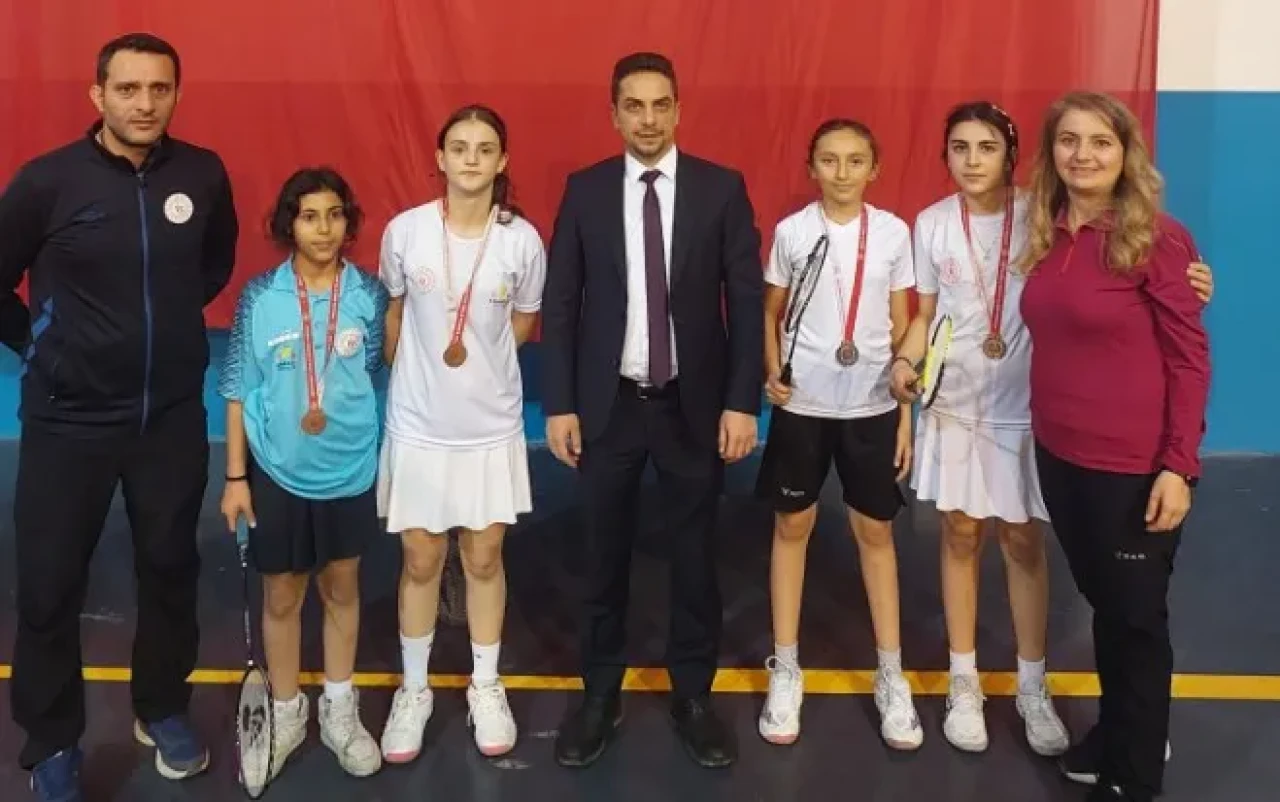 Horasan'da Öğretmenler Günü'ne özel badminton turnuvası büyük bir heyecanla yapıldı