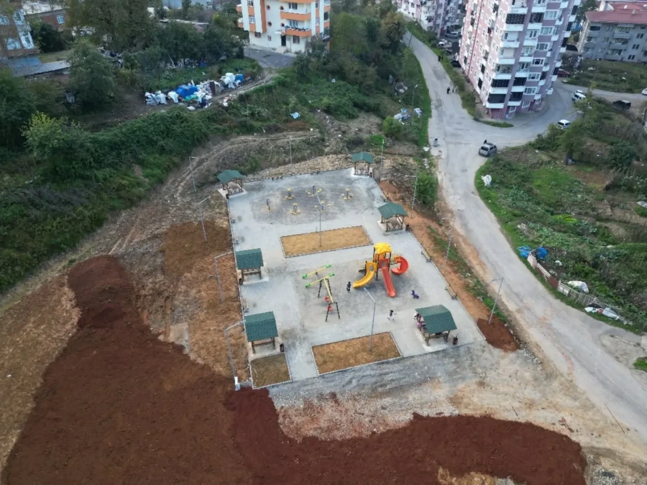 Arsin Belediyesi, yaşam alanlarını iyileştirmek için mahallelerde kapsamlı çalışmalar yürütüyor