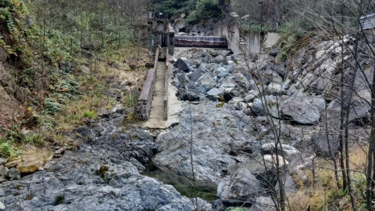 Güneysu Başköy’de Dere Kurudu: HES’lerin Etkisi Yeniden Gündemde