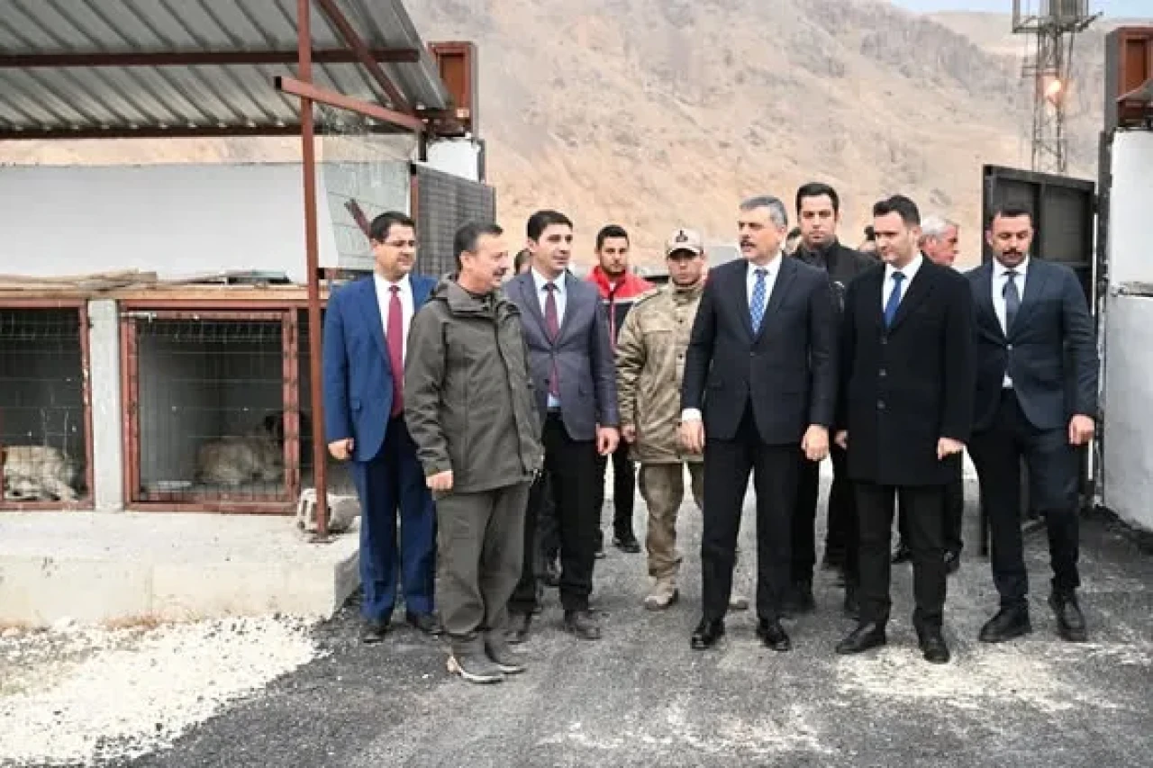 Vali Çiftçi, Horasan ve Köprüköy’de Hayvan Bakımevlerinde İncelemelerde Bulundu