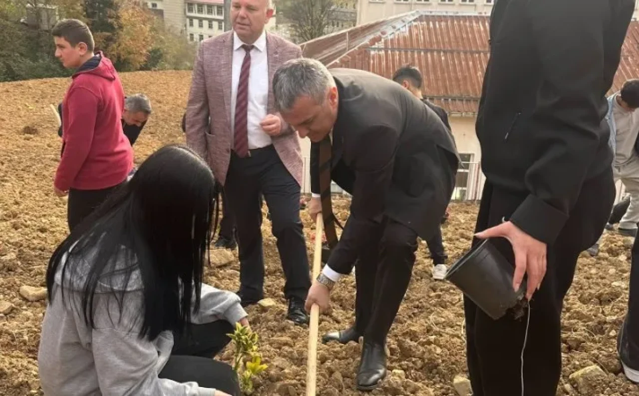 Yomra'da 11 Kasım Milli Ağaçlandırma Günü'nde Fidan Dikme Etkinliği Düzenlendi