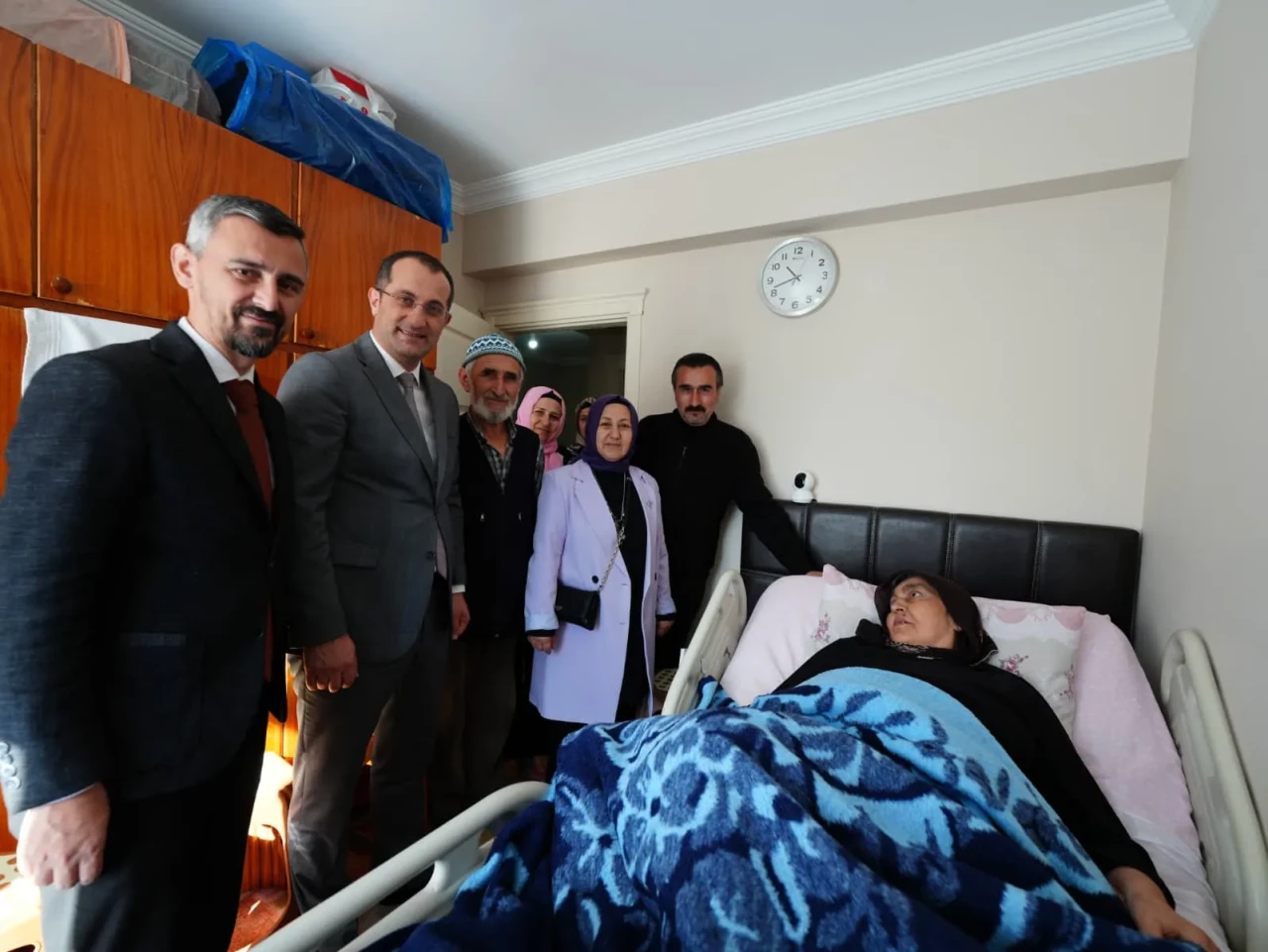 Akçaabat Başkanı Ekim, hasta vatandaşları evlerinde ziyaret ederek gönül belediyeciliğini benimsedi