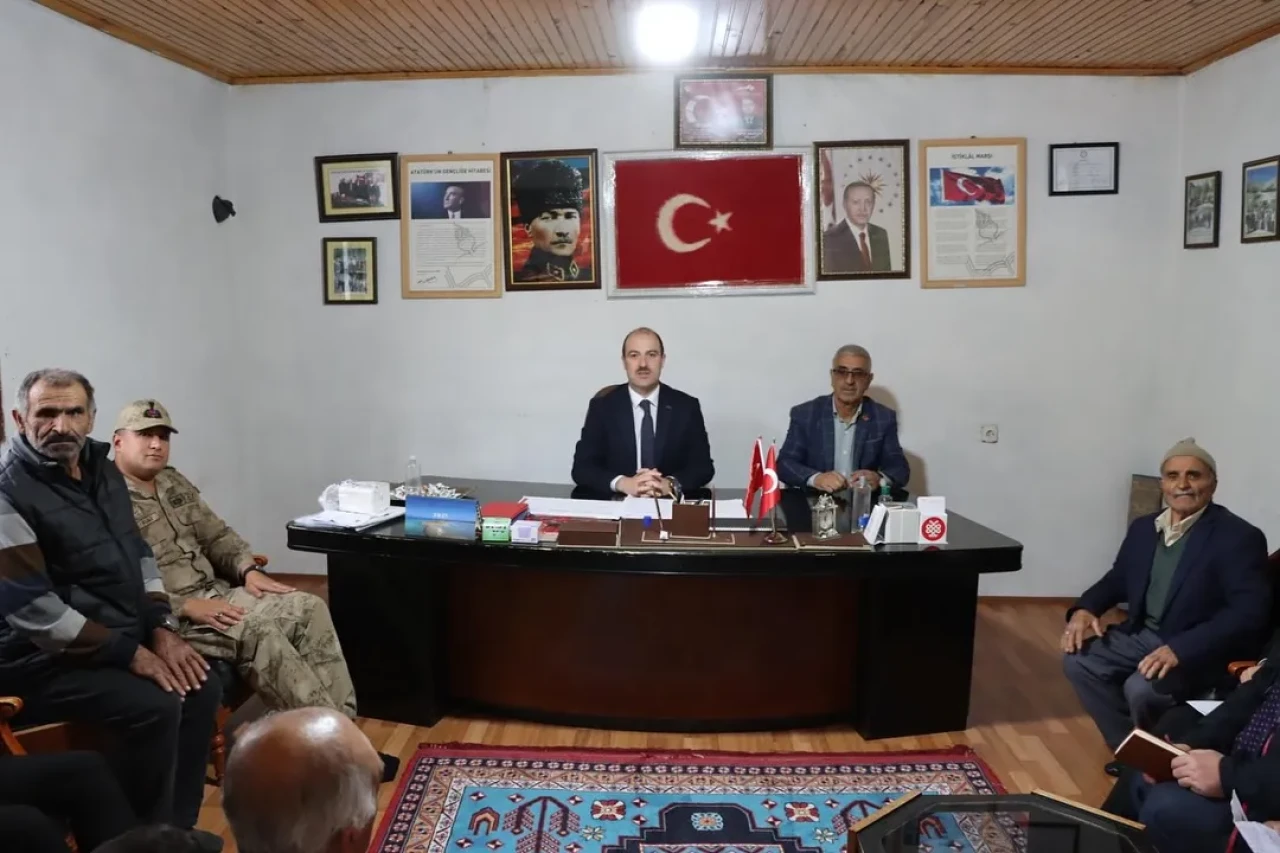 Oltu Kaymakamı Çelik, İriağaç Mahallesi'nde sorunları dinleyerek çözüm arayışında bulundu