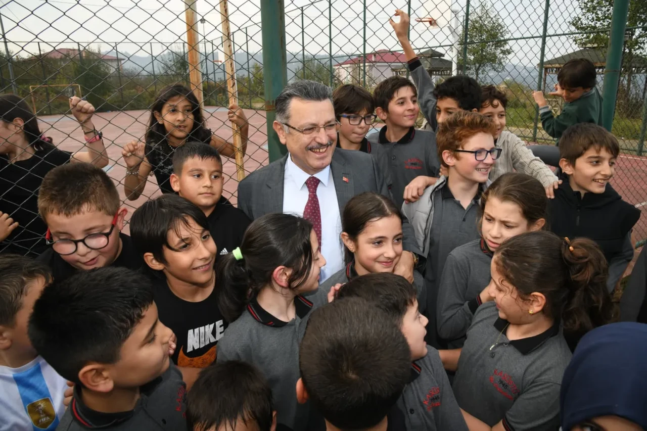Başkan Genç, Yomra'da okul futbol sahasını yenileme müjdesi verdi