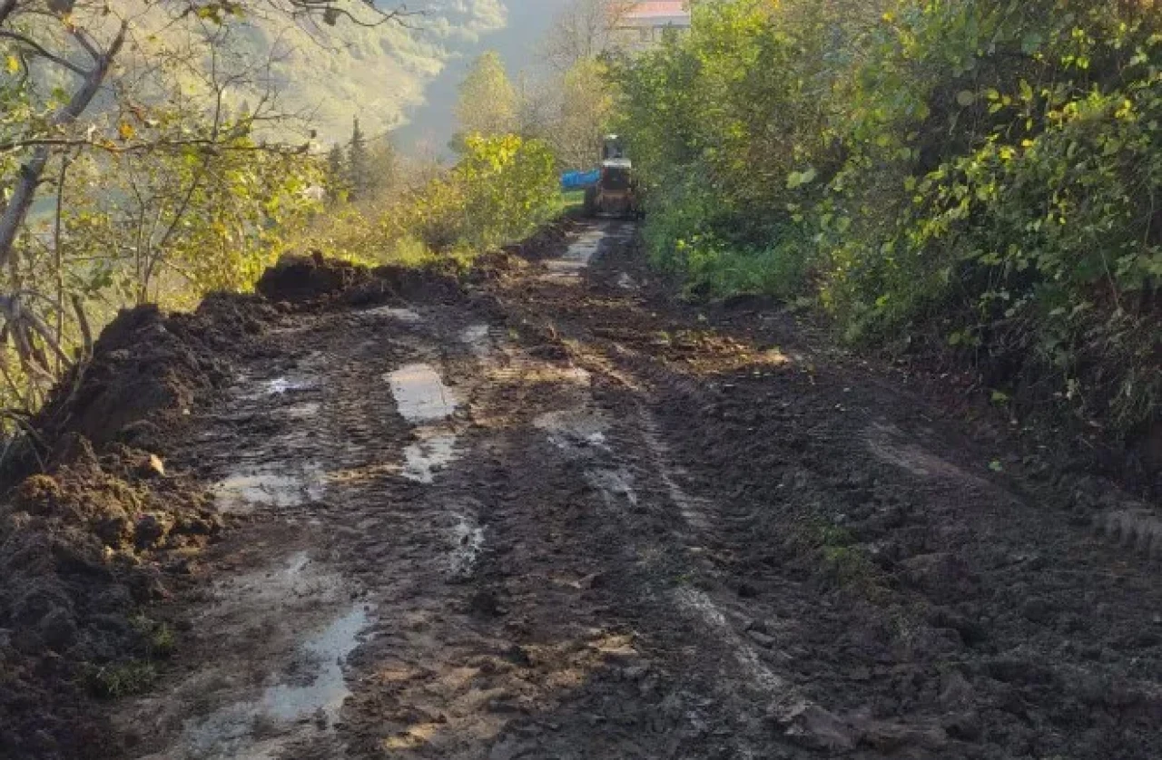 Şalpazarı'nda yol ve altyapı çalışmalarına hız kesmeden devam ediliyor