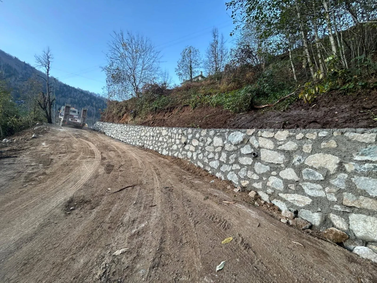 Çamlıhemşin Belediyesi altyapı ve ulaşım konforunu artırma çalışmalarına hız kesmeden devam ediyor