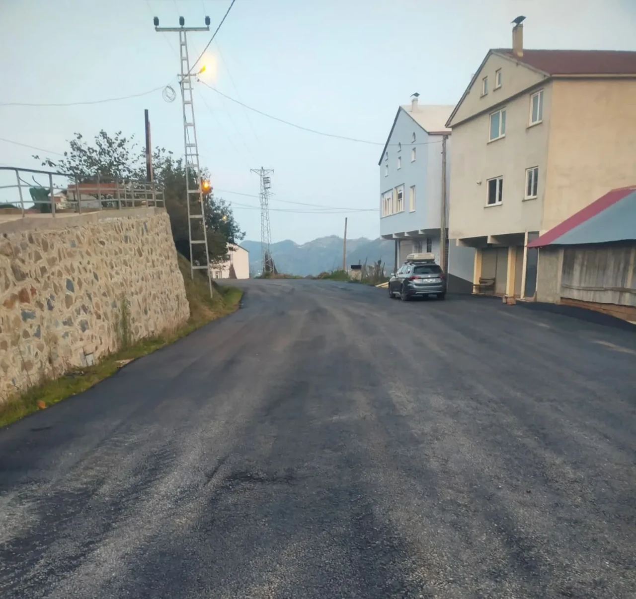 Geyikli Mahallesi'nde asfaltlama çalışmalarıyla ulaşım konforu artıyor