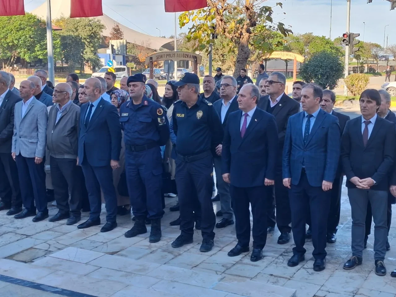 Arhavi'de Öğretmenler Günü'nde öğretmenlere minnet vurgusu yapıldı, tören düzenlendi