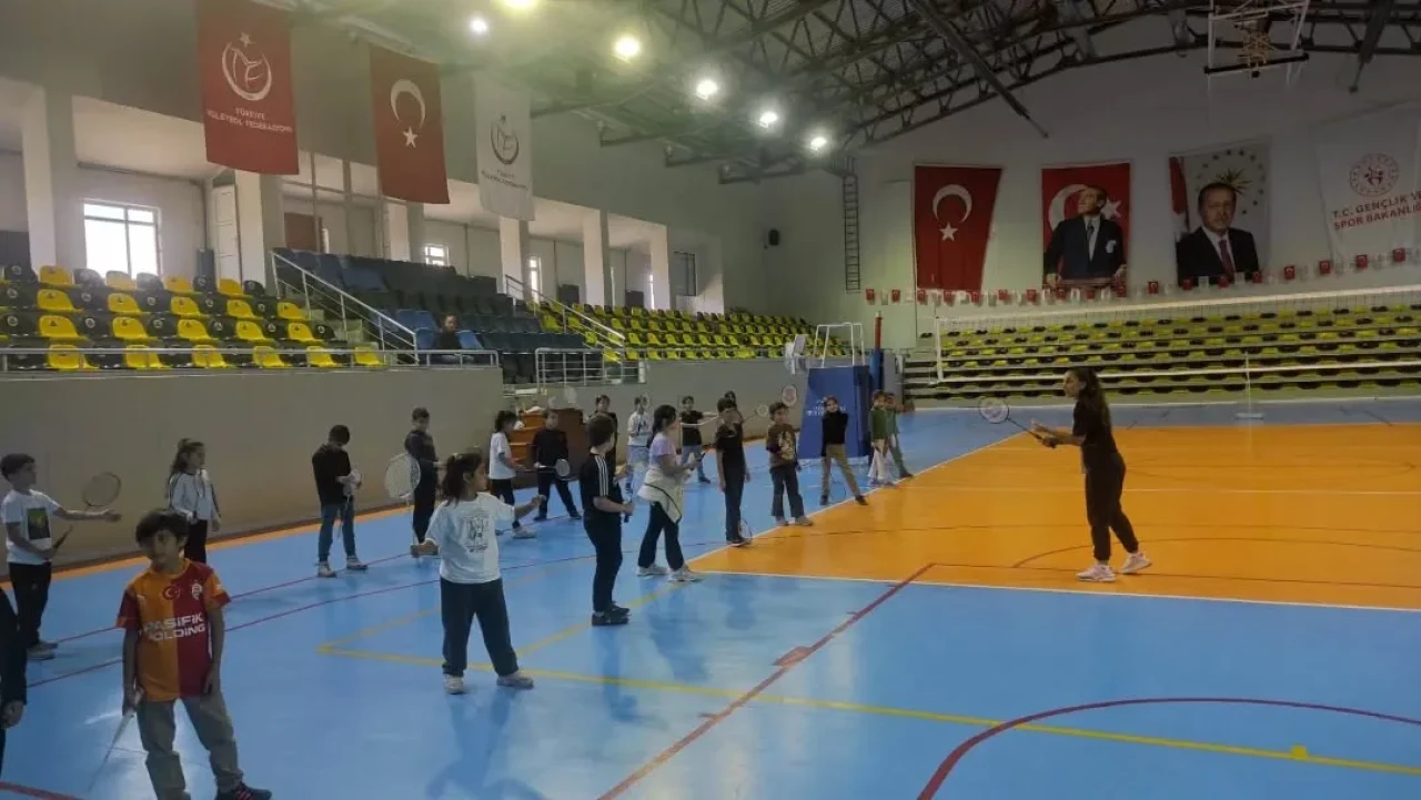 Arhavi'de İlkokul Öğrencilerine Badminton Eğitimi Yoğun İlgiyle Devam Ediyor