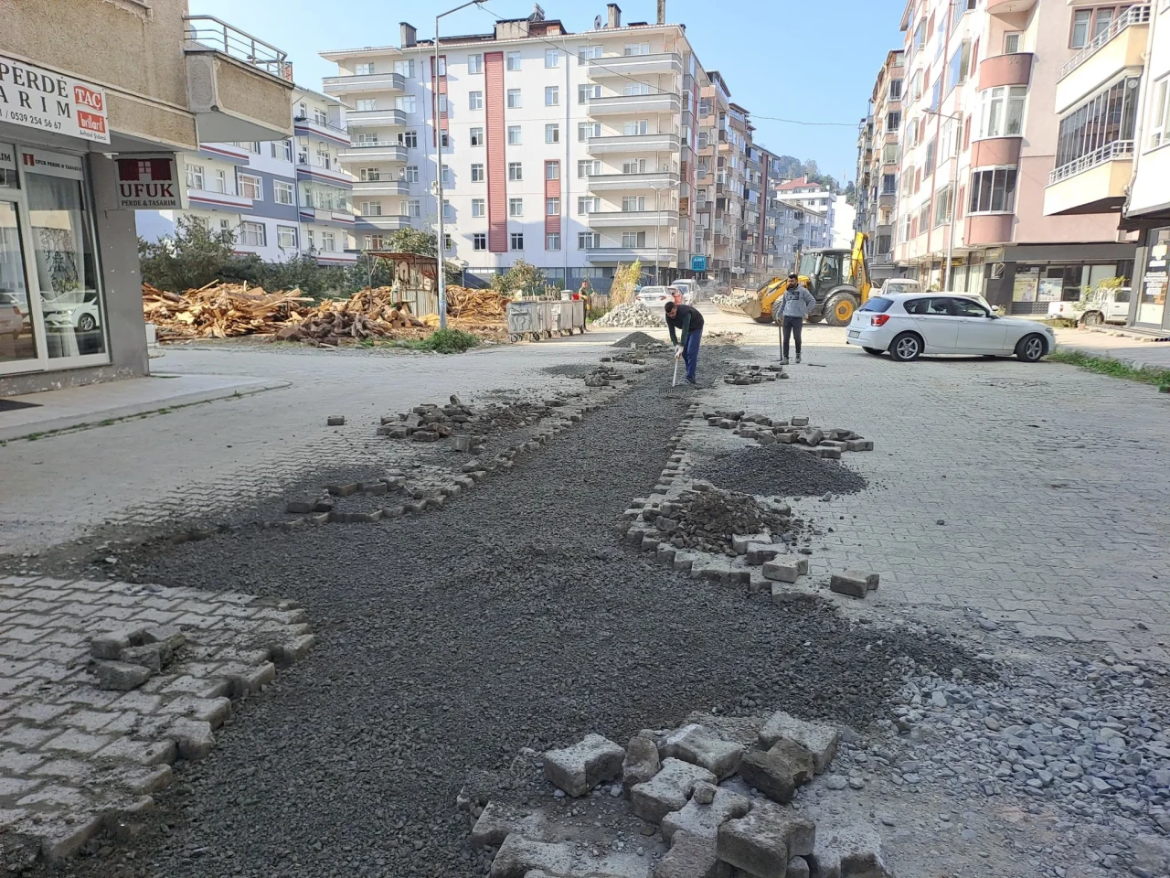 Arhavi'de doğalgaz sonrası yol onarımları hız kesmeden sürüyor