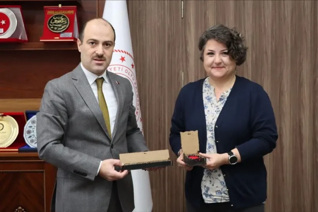 Oltu Kütüphane Müdürü Ceren Alptürkan Erdil’e veda ziyareti ve teşekkür hediyesi
