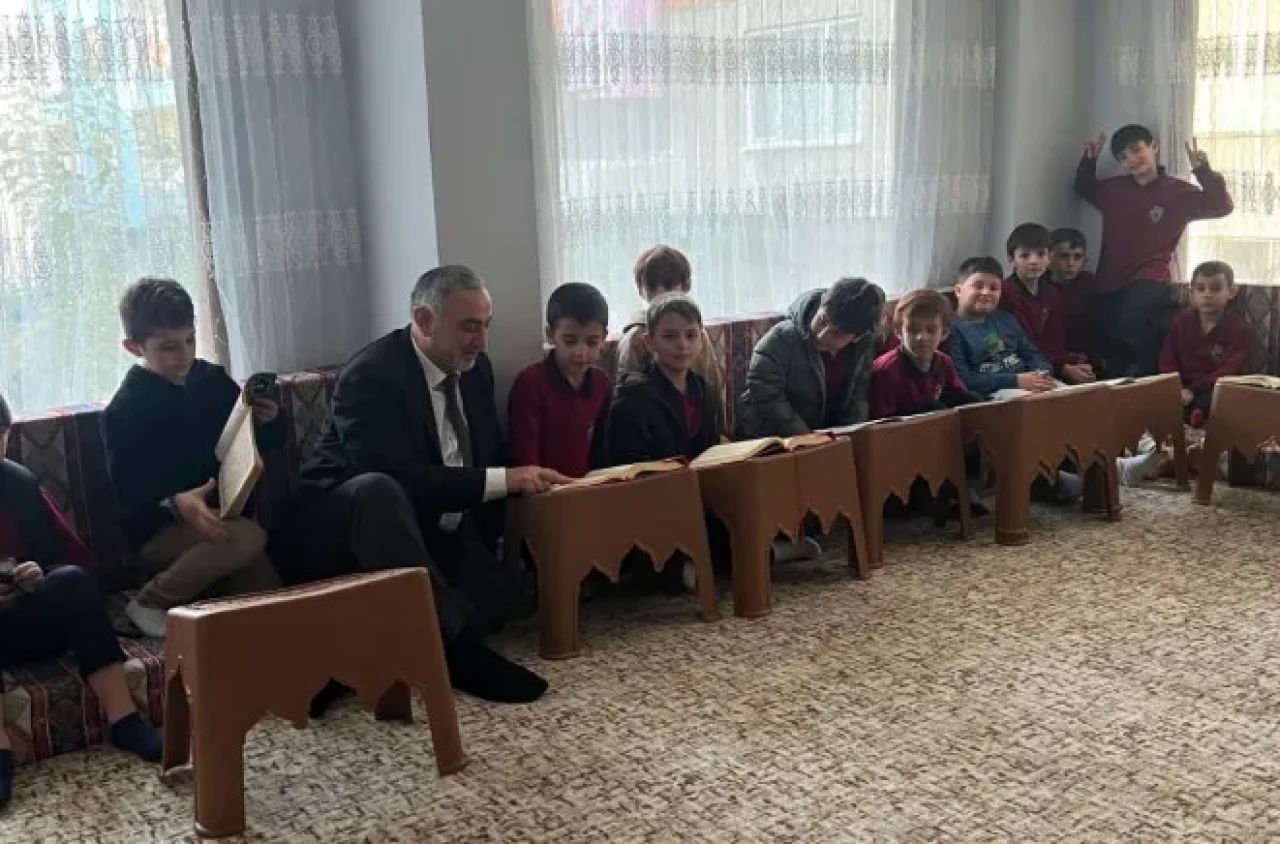 Müftü Durmuş, Kur'an kursu öğreticilerini ziyaret ederek Öğretmenler Günü'nü kutladı