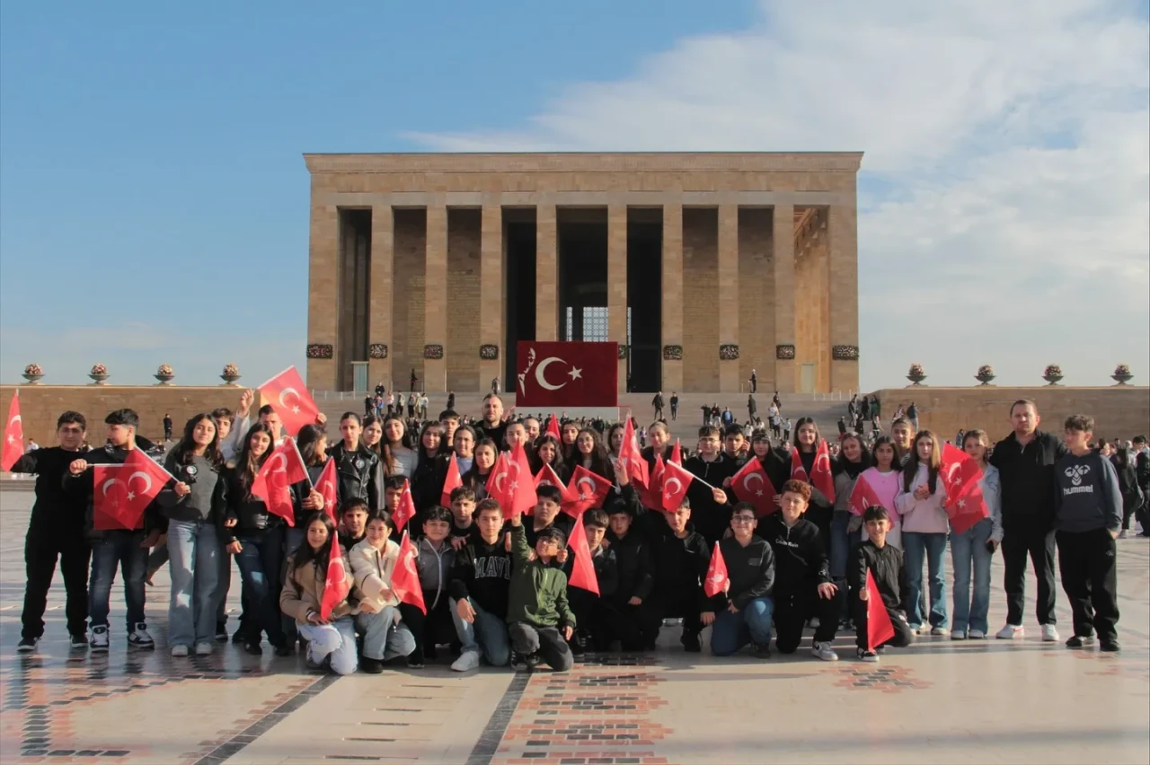Hopa Belediyesi'nden Atatürk Anma Etkinliği: Öğrenciler Anıtkabir’i Ziyaret Etti
