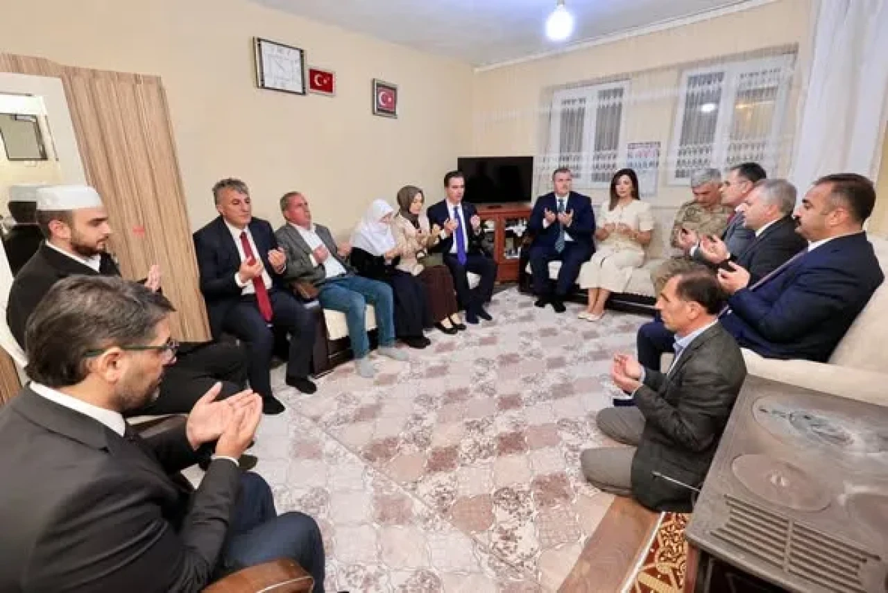 Bitlis Valisi, şehit ailesini ziyaret ederek vatanseverlik mesajı verdi