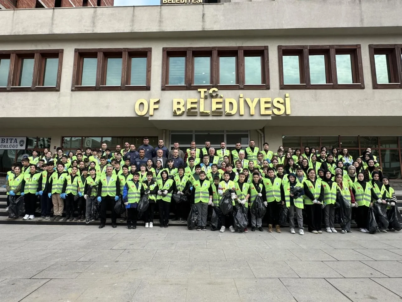 Çocuklarla Atatürk Bulvarı'nda Temizlik: Of Belediyesi'nden Çevre Bilinci Etkinliği