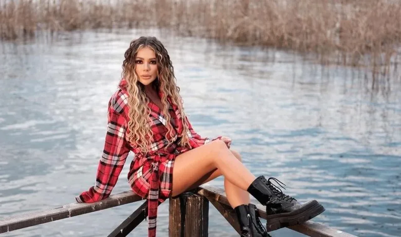 Şarkıcı Çağla Kimdir? Kaç Yaşında, Nereli, Boyu Kaç, Eşi Kim? İşte Hayatı ve Kariyeri